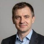Портрет уверенного бизнесмена в студии на нейтральном фоне для раздела политики cookie сайта
